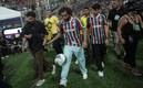 El zaguero brasileño se sorprendió con el cálido recibimiento de los aficionados. Fotos: (EFE)