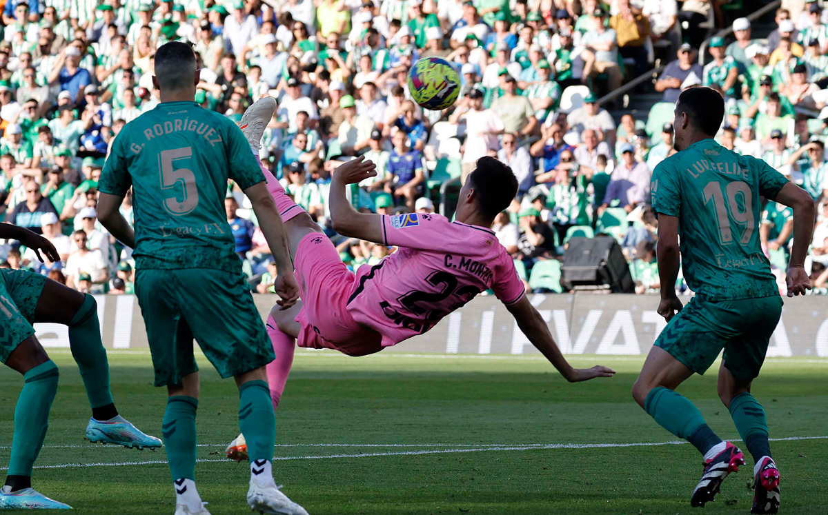 César Montes anotó de chilena. (Foto: @RCDEspanyol)