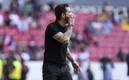 Mora le da indicaciones a sus jugadores ante los rojinegros. Foto: (Imago7)