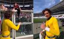 Paco Memo se dejó querer por la fanaticada del Salernitana. Foto: (Especial)