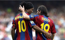 Ronaldinho y Messi durante su etapa en Barcelona. (FOTO: AFP)