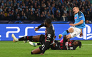 Lozano fue derribado por Leao. (Foto: AFP)