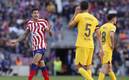 El charrúa le reclama a Busquets durante el encuentro. Foto: (Reuters)