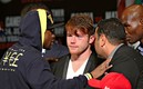Floyd consuela al Canelo tras derrotarlo | Imago 7