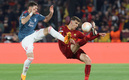 Giménez sufrió ante Roma en Europa League. (Foto: Reuters)