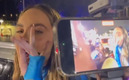 Belinda se detuvo en plena calle para atender a sus fans.