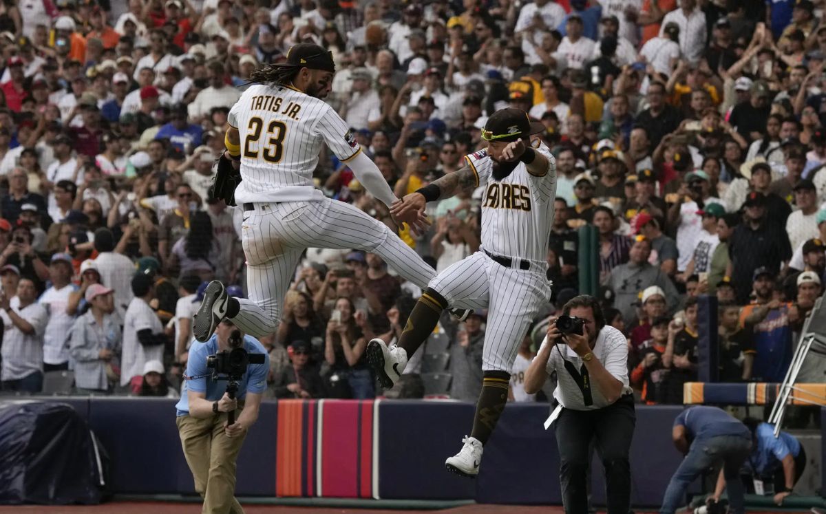 Padres vino de atrás en el octavo para quedarse la Mexico City Series. (AP)