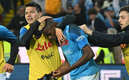 Aficionados del Napoli celebraron junto al Chucky Lozano. (Foto: AFP)