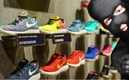 Los ladrones se llevaron 200 zapatos del pie derecho (Google)