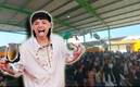 Los niños cantaron 'Ella baila Sola' durante un festival en una escuela. Foto: (Especial)