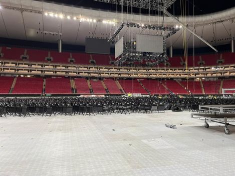 Desmontan el ring en el estadio Akron.