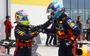 Checo Pérez fue superado por Verstappen en el GP de Miami. FOTO: Reuters.