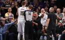 Nikola Jokic empujó a Mat Ishbia, dueño de los Phoenix Suns. Foto: (AFP)