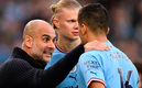 Rodri Hernández recibe indicaciones de Guardiola. FOTO: AFP.
