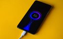 Esto dicen los expertos sobre cargar el celular hasta el 100%. (iStock)