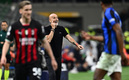 Stefano Pioli dando indicaciones durante el duelo ante el Inter. FOTO: AFP.