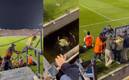 El aficionado de las Águilas no pudo saltar el campo y se llevó tremendo golpe. Foto: (Especial)