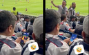 El aficionado de Rayados estaba entretenido jugando en su celular.