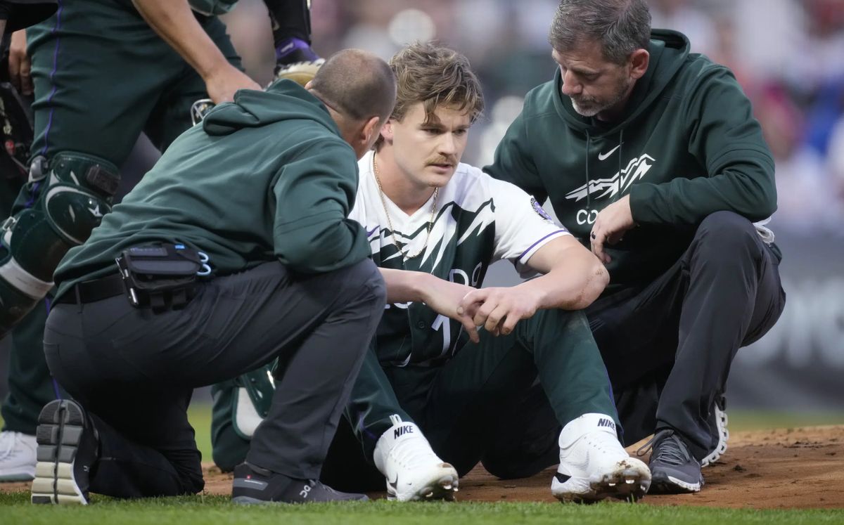 Feltner quedó en el piso luego del impacto. (AP)