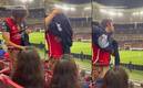 El seguidor de los Zorros cubrió su playera con una sudadera del Guadalajara. Foto: (Especial)
