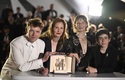 La directora francesa Justine Triet (segunda de izq) posa junto a los actores Antoine Reinartz, Sandra Hueller y Milo Machado Graner. Foto: AFP