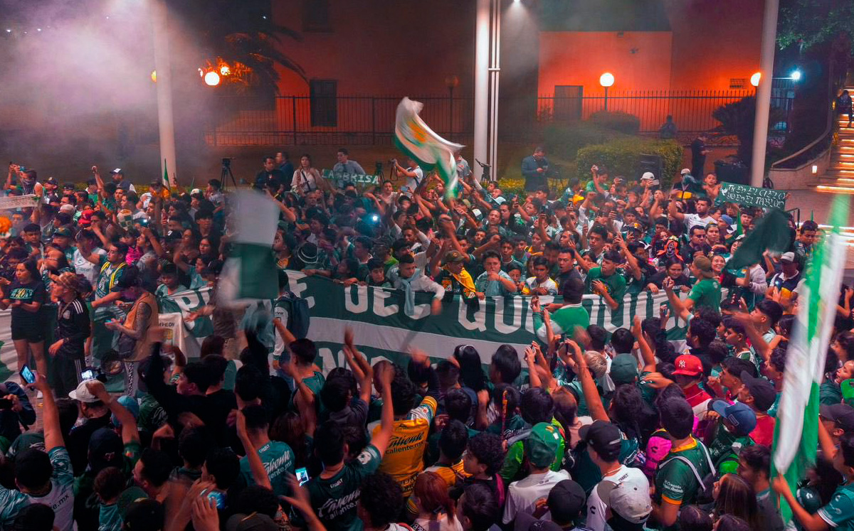 Afición del León dio serenata a su club. (Foto: Twitter @clubleonfc)