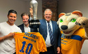 Marcelo Ebrard se tomó la foto del recuerdo con el trofeo. (Foto: Ebrard)