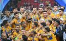 Tigres levantando su octavo título de liga desde el Estadio Akron.