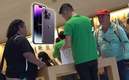 El video de unos albañiles comprando un iPhone se volvió viral (YouTube Yulay)