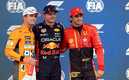 Max Verstappen (C), flanqueado por Carlos Sainz (D) y Lando Norris (I). Foto: AFP