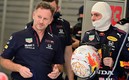Christian Horner en charla con Max Verstappen en Abu Dhabi. FOTO: AFP.