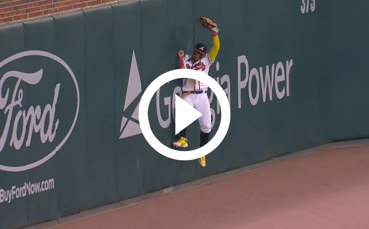 Ronald Acuña Jr hizo la mejor atrapada para un jardinero en la jornada de la MLB. (Captura de pantalla)