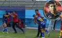 El entrenador venezolano golpeó a un par de elementos del Delfín antes de ver la roja. Foto: (Especial)