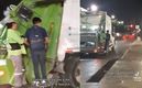 El joven a bordo del camión de basura
