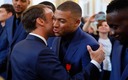Macron y Mbappé durante la entrega de la Legión de Honor en 2019. (AFP)