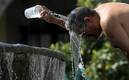 Los mexicanos buscan la mejor forma de refrescarse ante las altas temperaturas. Foto: (AFP)
