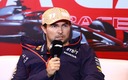 Checo Pérez atendiendo a los medios. (Reuters)