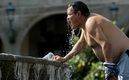 Persona se refresca en una fuente de Guadalajara. (Foto: AFP)