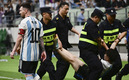 Messi fue abrazado por un fan chino. (FOTO: AFP)
