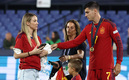 Álvaro Morata porta su medalla de ganador. FOTO: Reuters.