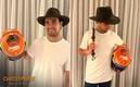 El piloto tapatío mostró su caso y se puso el sombrero de Indiana Jones. Foto: (@SChecoPerez)