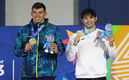Miguel de Lara y Mikel Schreuders recibiendo su medalla.