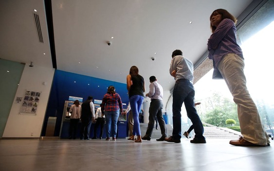 Usuarios utilizando el cajero automático de Banamex. (Reuters)
