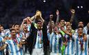 Messi levanta la Copa del Mundo  con la Selección Argentina (Reuters)