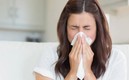 La fiebre del heno causa estornudos, congestión nasal, ojos llorosos y enrojecimiento entre otros síntomas. Foto: Especial