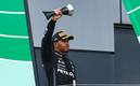 El piloto británico festeja con el trofeo del tercer lugar del GP de Gran Bretaña. Foto: (Reuters)