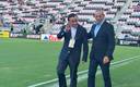 Mikel Arriola junto a Don Garber, presidente de la MLS (TWITTER @MikelArriolaP)