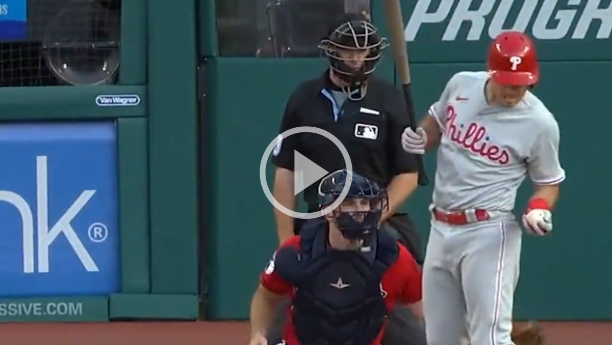 Catcher de Phillies atrapa lanzamiento mientras está bateando | VIDEO