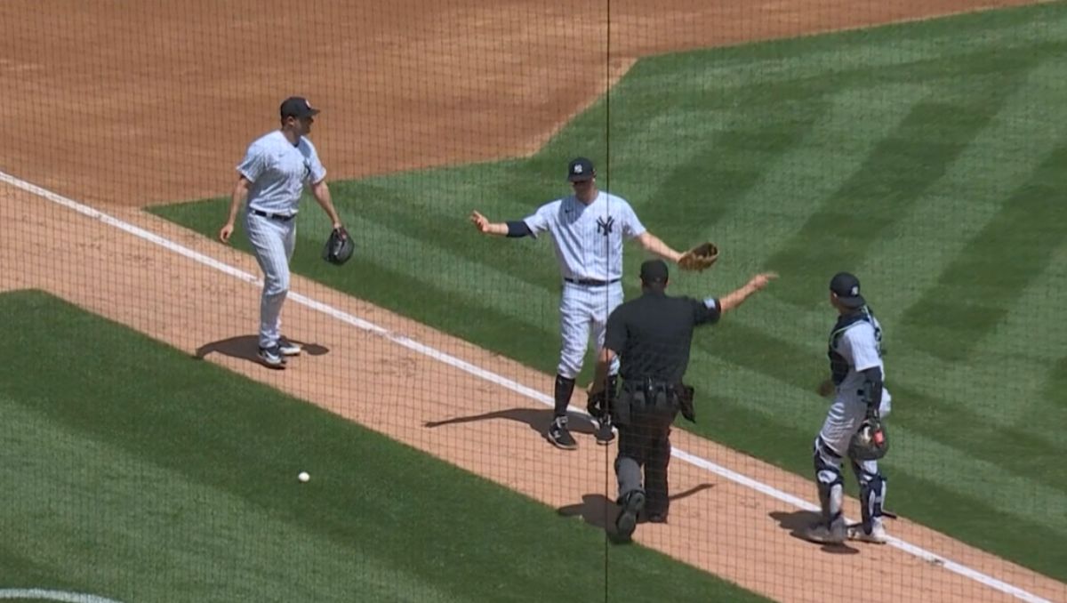 Yankees sacó un out en un batazo que parecía foul y fue marcada en juego. (Captura de pantalla)