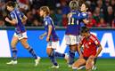 Hikaru Naomoto festeja su gol mientras una tica se lamenta en el césped. Foto: (Reuters)